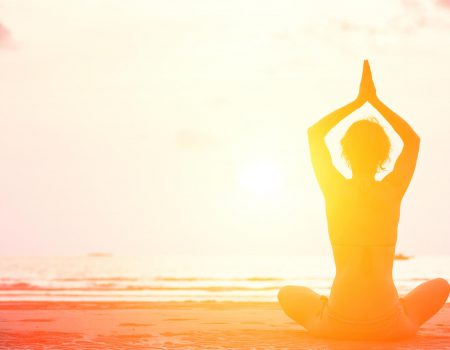 Yoga-am-Strand-Stress-reduzieren-für-gesunden-Darm
