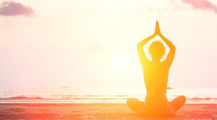 Yoga-am-Strand-Stress-reduzieren-für-gesunden-Darm